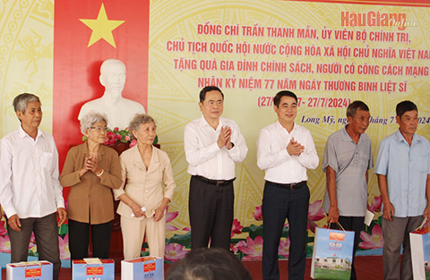 Đồng chí Trần Thanh Mẫn, Ủy viên Bộ Chính trị, Chủ tịch Quốc hội và đồng chí Nghiêm Xuân Thành, Ủy viên Trung ương Đảng, Bí thư Tỉnh ủy Hậu Giang, tặng quà cho gia đình chính sách, người có công với cách mạng.